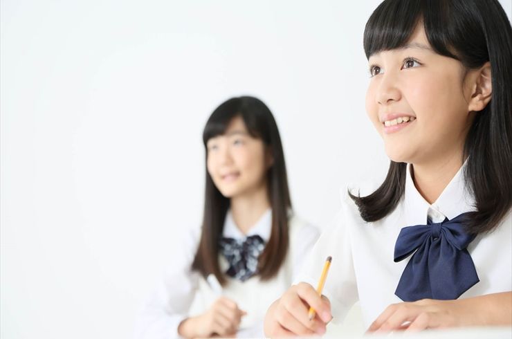 話を聞く女子高生