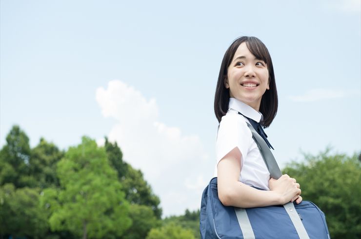 手を挙げる生徒